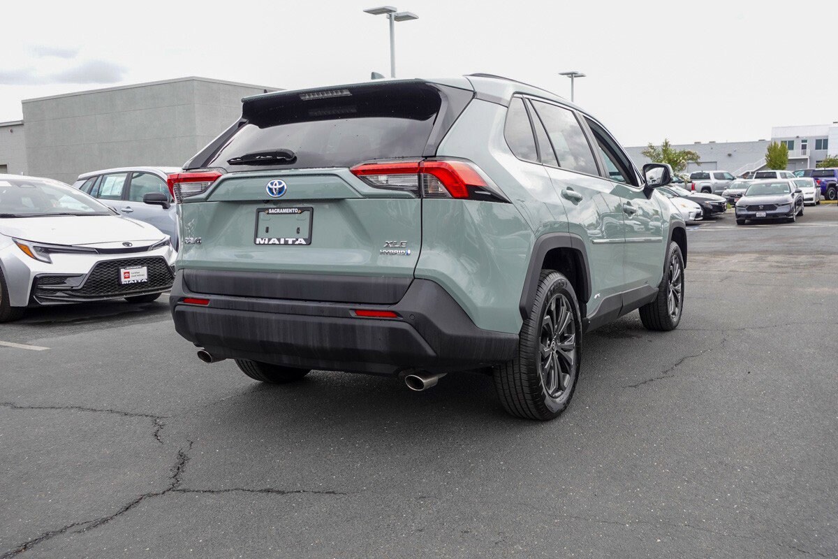 2022 Toyota RAV4 Hybrid XLE Premium photo 3