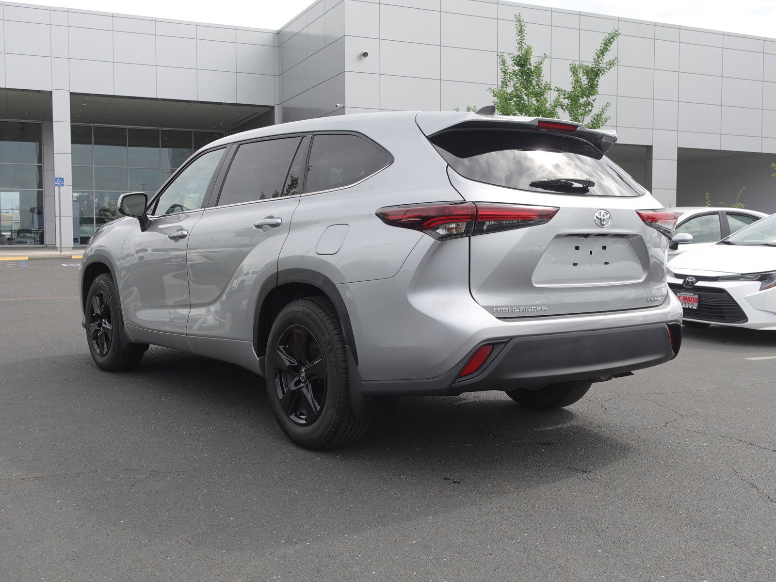 2024 Toyota Highlander LE photo 5