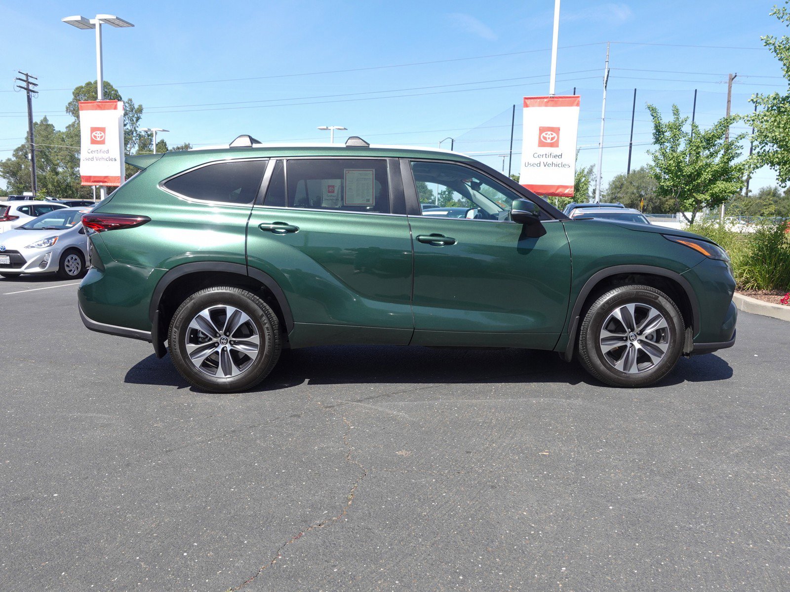 2024 Toyota Highlander XLE photo 2