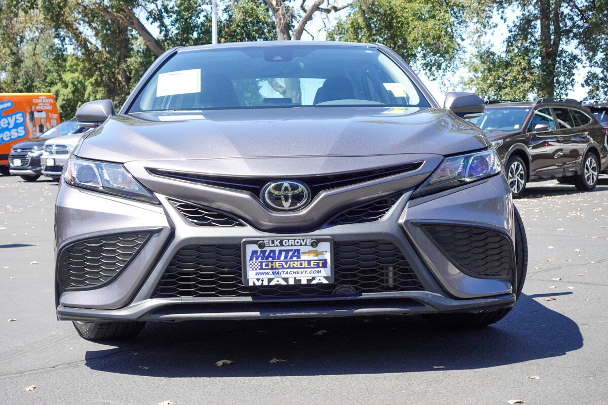 2022 Toyota Camry SE photo 2