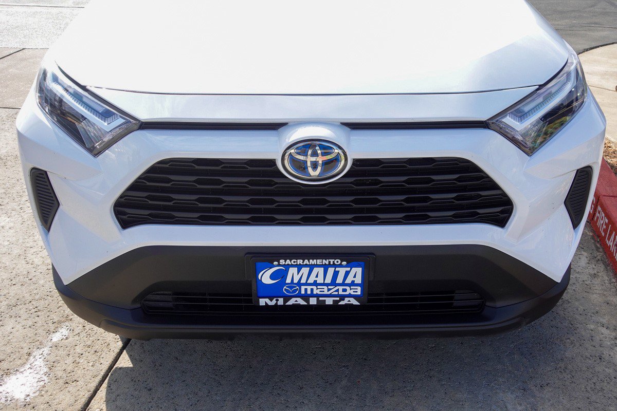 2024 Toyota RAV4 Hybrid XLE photo 2