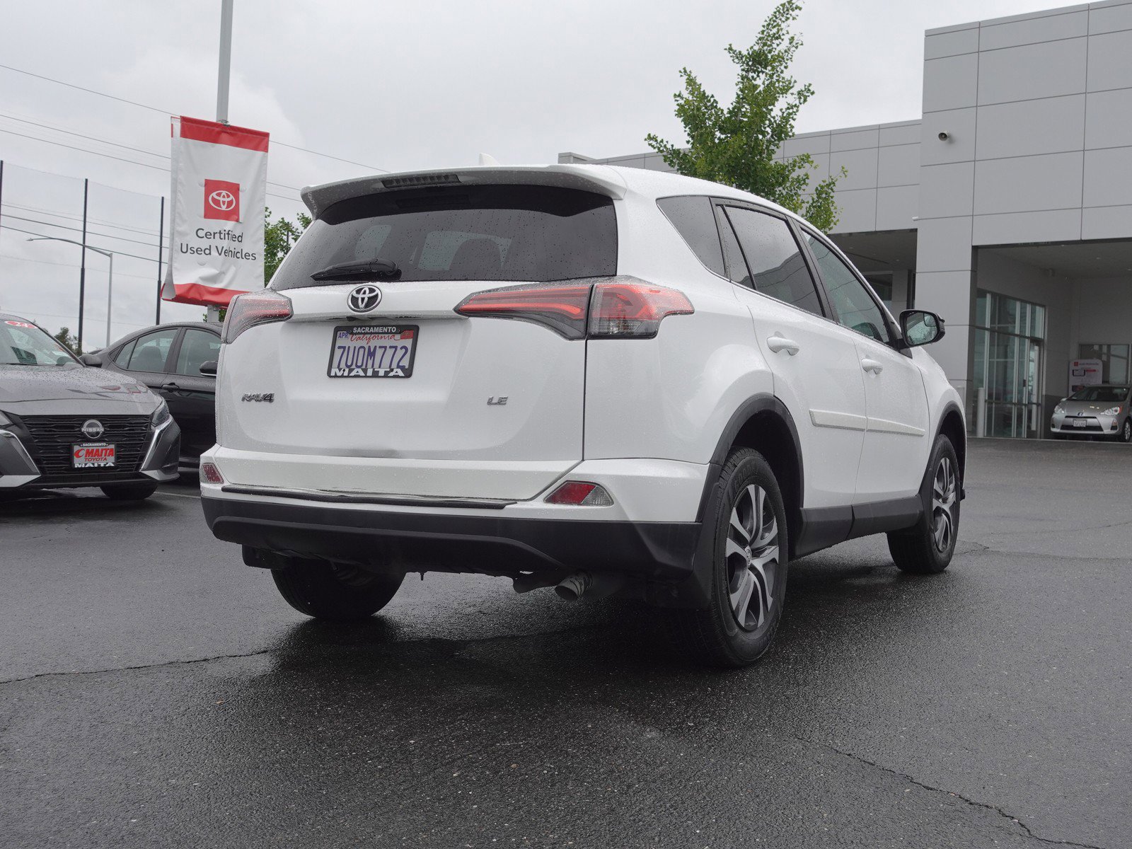 2017 Toyota RAV4 LE photo 3