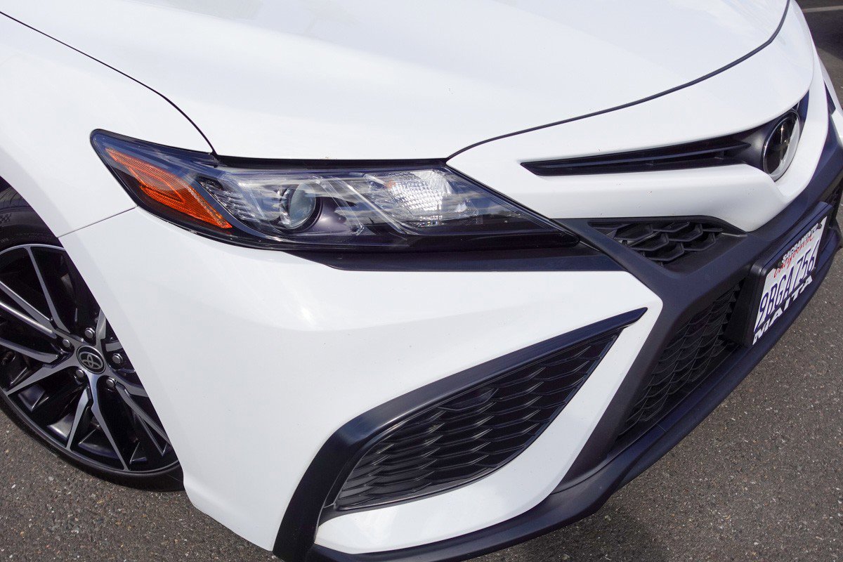 2022 Toyota Camry SE photo 3