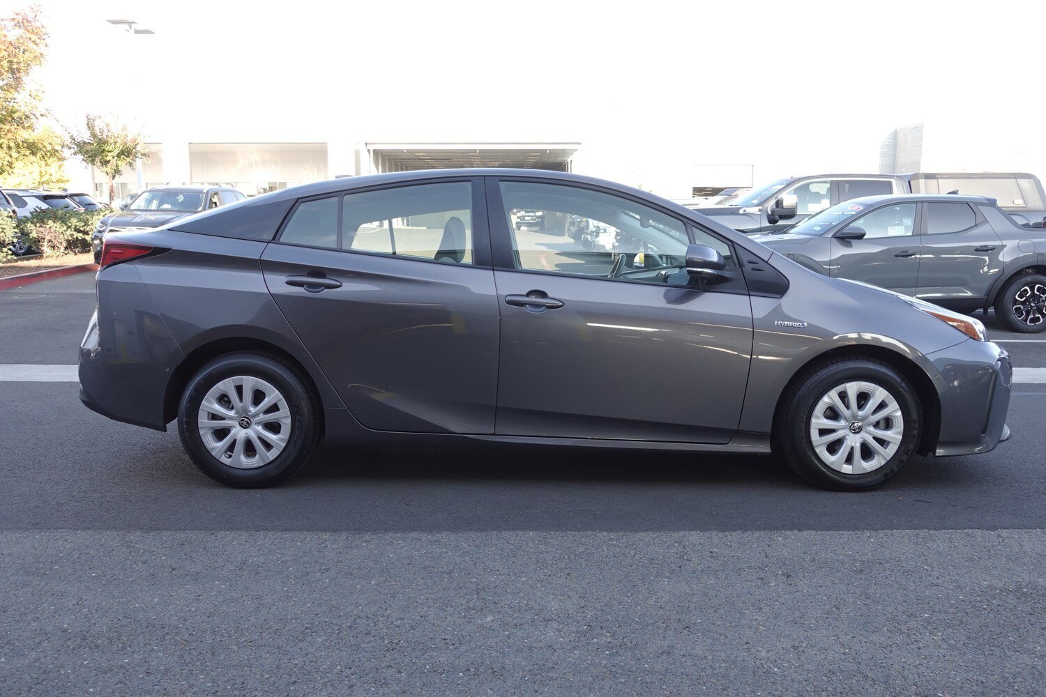 2022 Toyota Prius L Eco photo 2