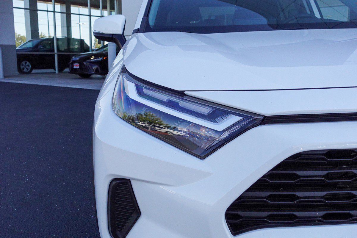 2023 Toyota RAV4 Hybrid LE photo 4