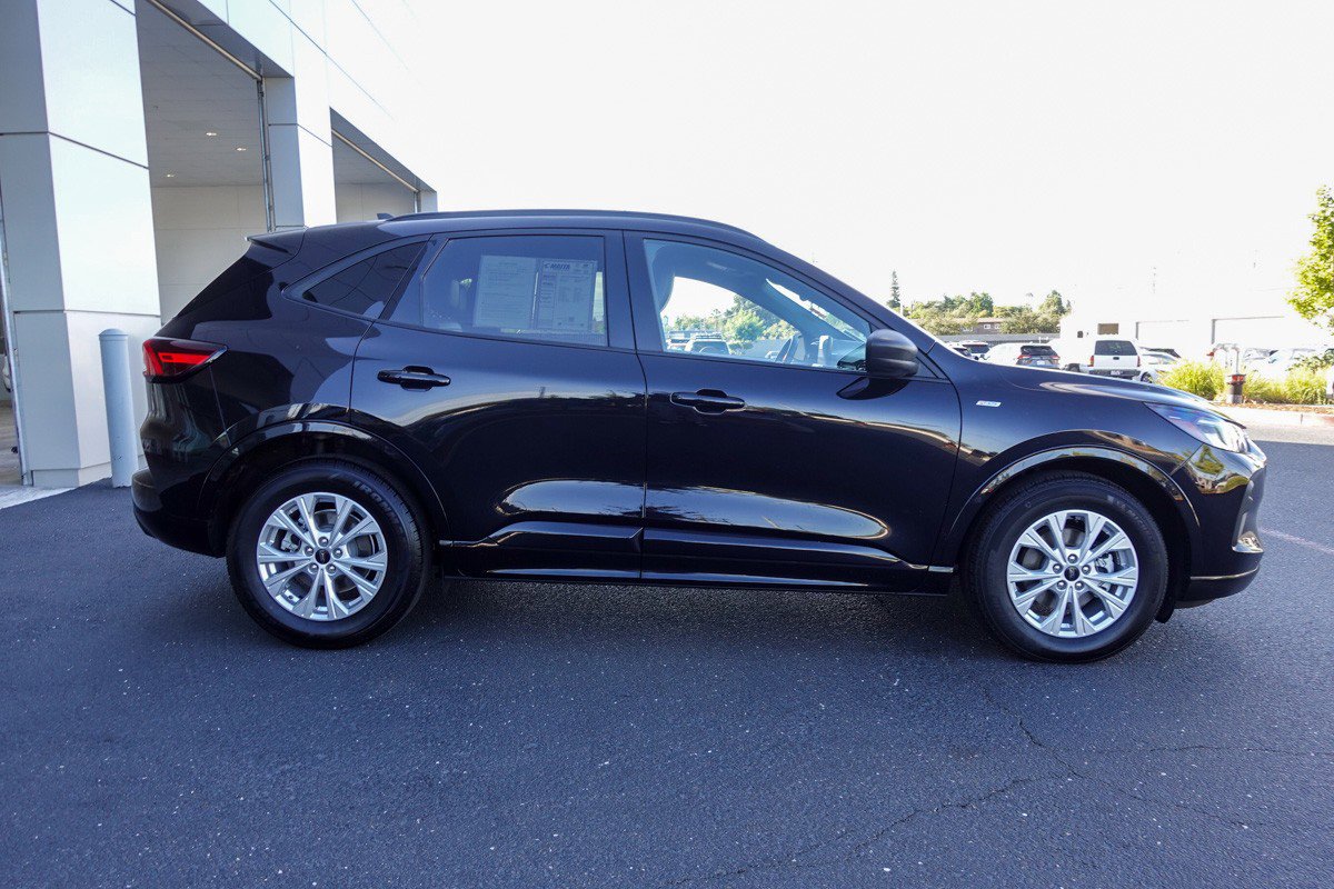 2024 Ford Escape ST-Line photo 4