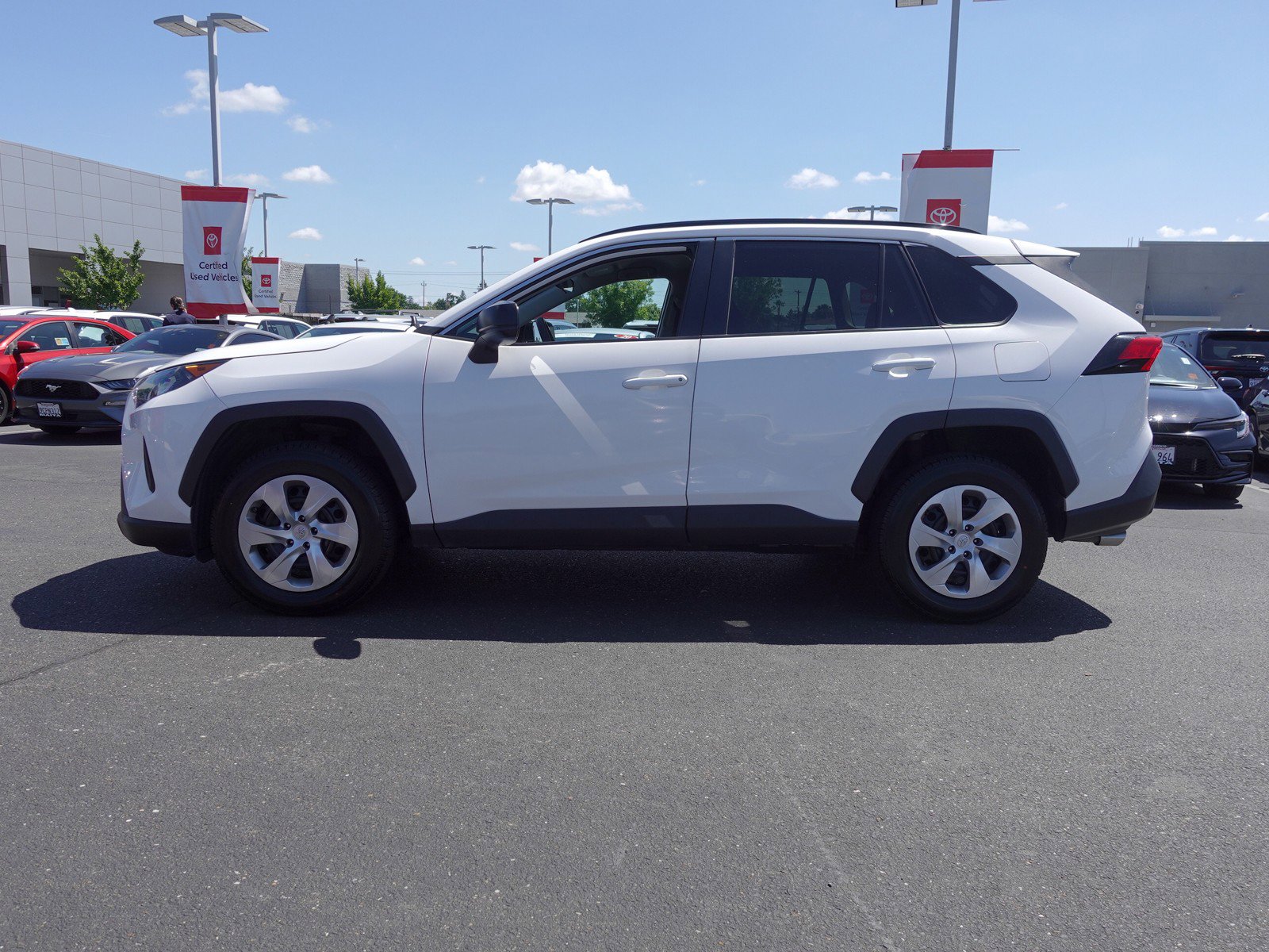 2019 Toyota RAV4 LE photo 6