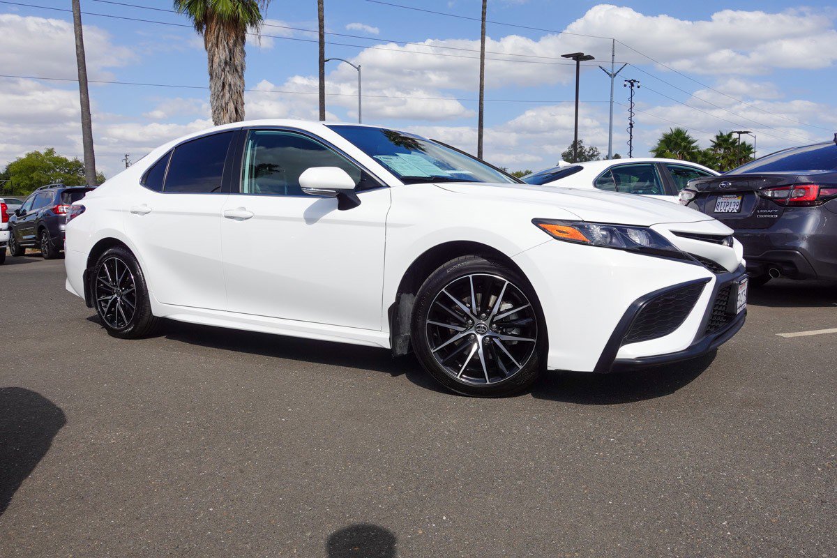 2022 Toyota Camry SE photo 4