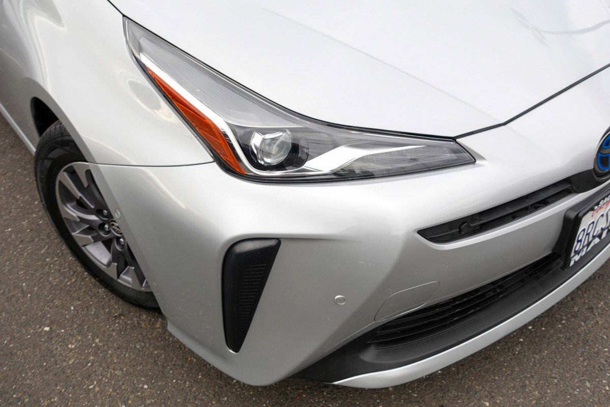 2019 Toyota Prius Limited photo 3