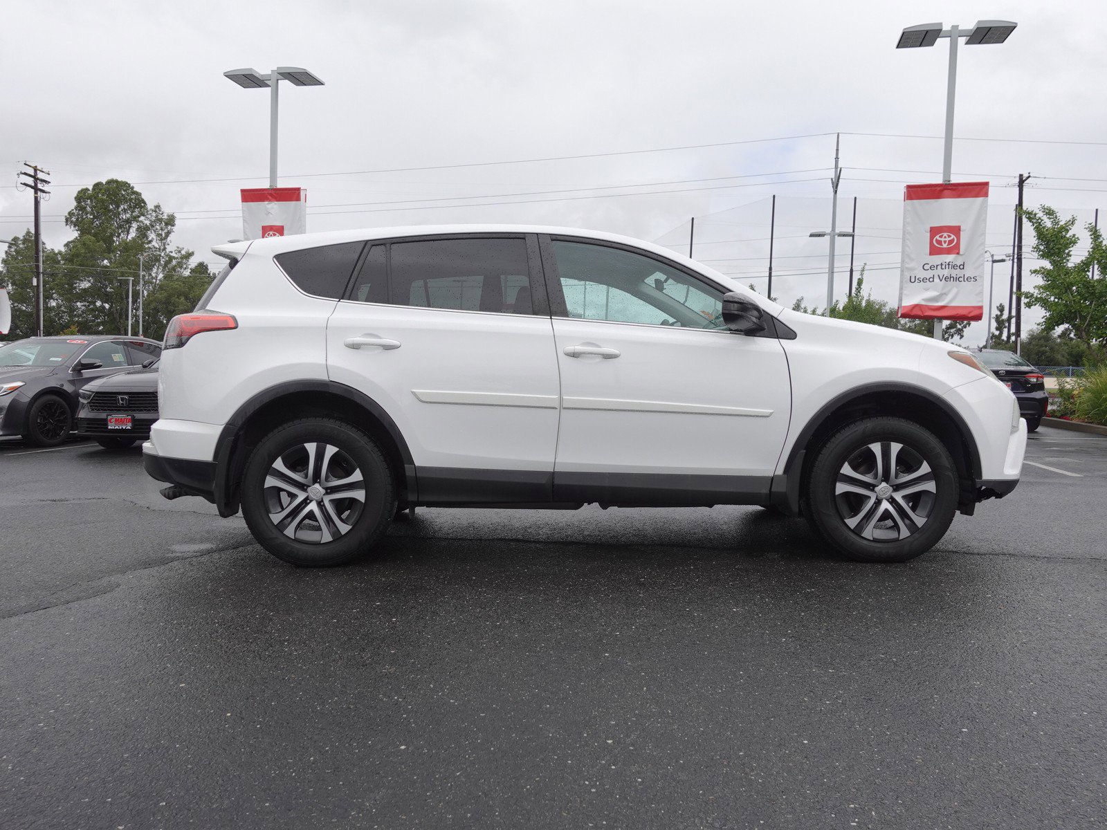 2017 Toyota RAV4 LE photo 2