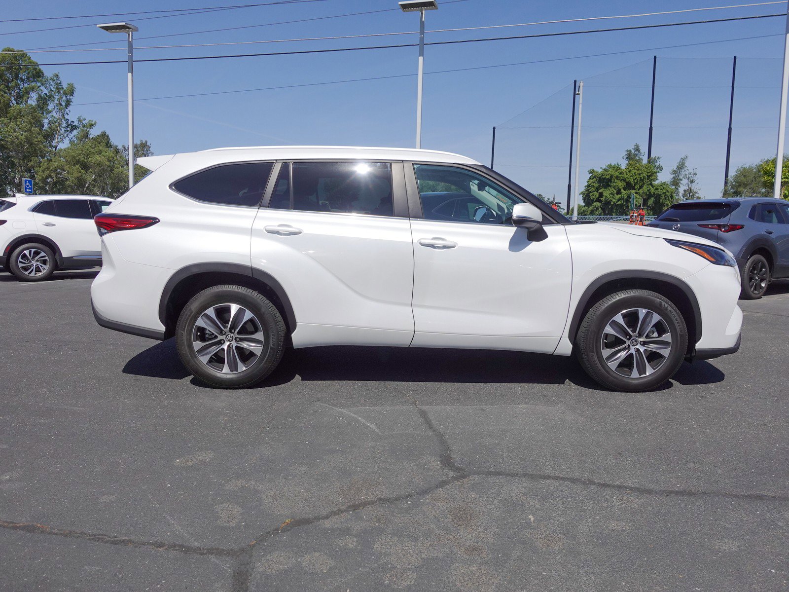 2023 Toyota Highlander Hybrid XLE photo 2