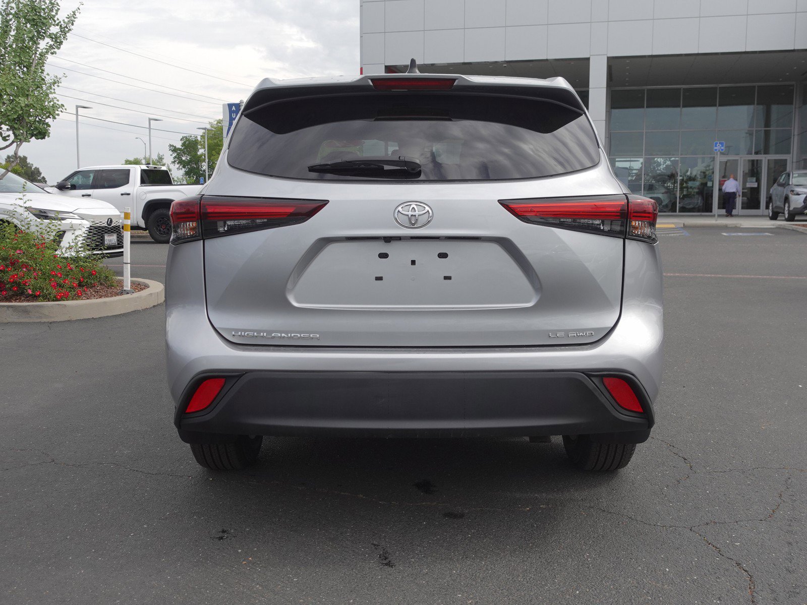 2024 Toyota Highlander LE photo 4