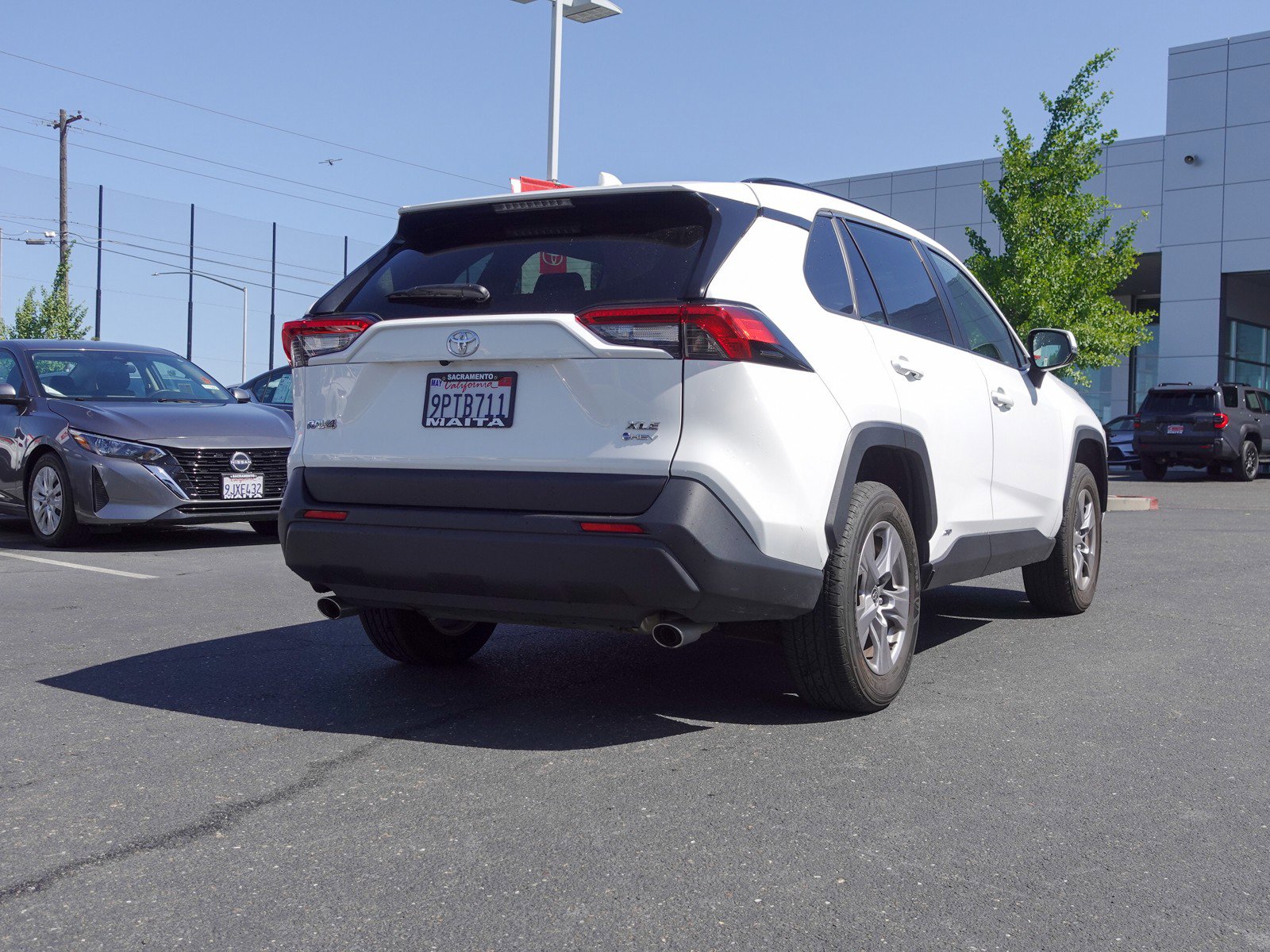 2025 Toyota RAV4 Hybrid XLE photo 3