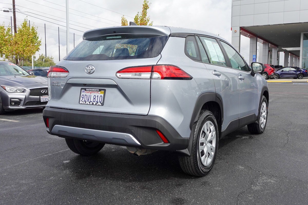 2022 Toyota Corolla Cross L photo 2