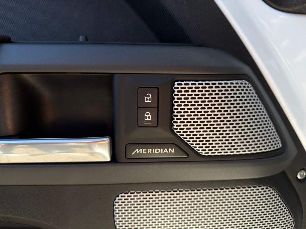 2024 Land Rover Defender X-Dynamic SE - Photo 17