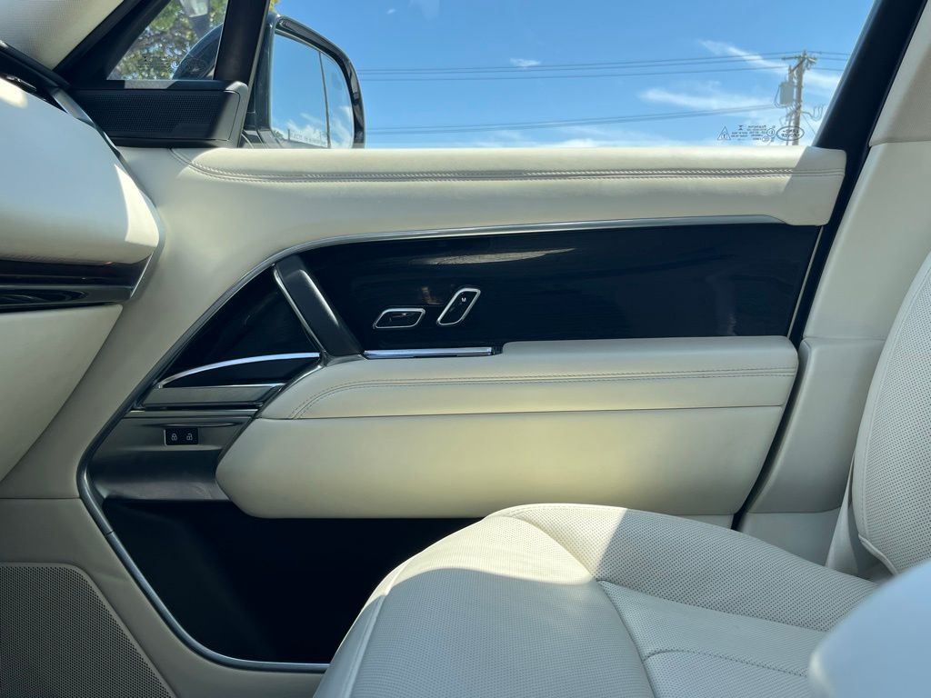 2023 Land Rover Range Rover SE - Photo 18