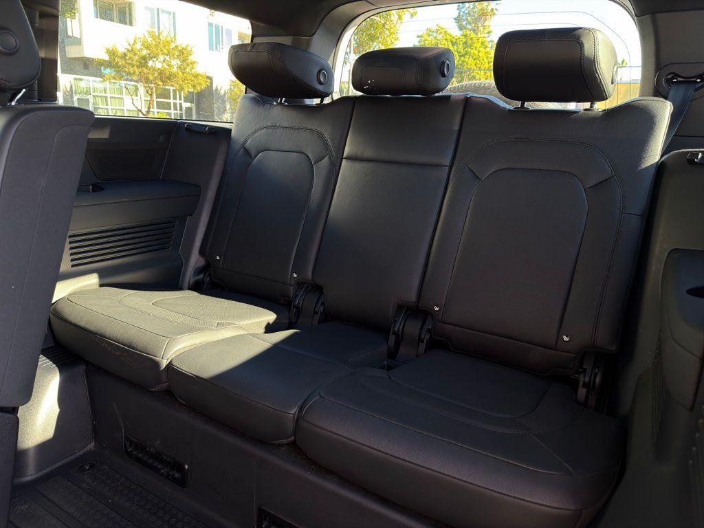 2024 Land Rover Defender X-Dynamic SE - Photo 49