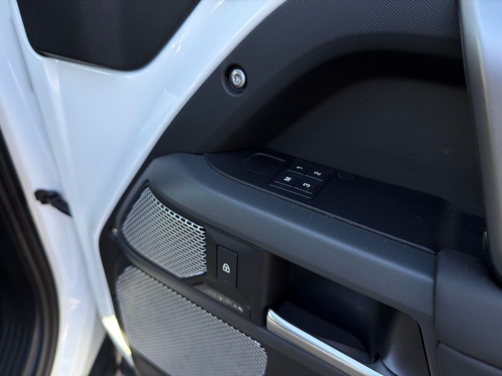 2024 Land Rover Defender X-Dynamic SE - Photo 33