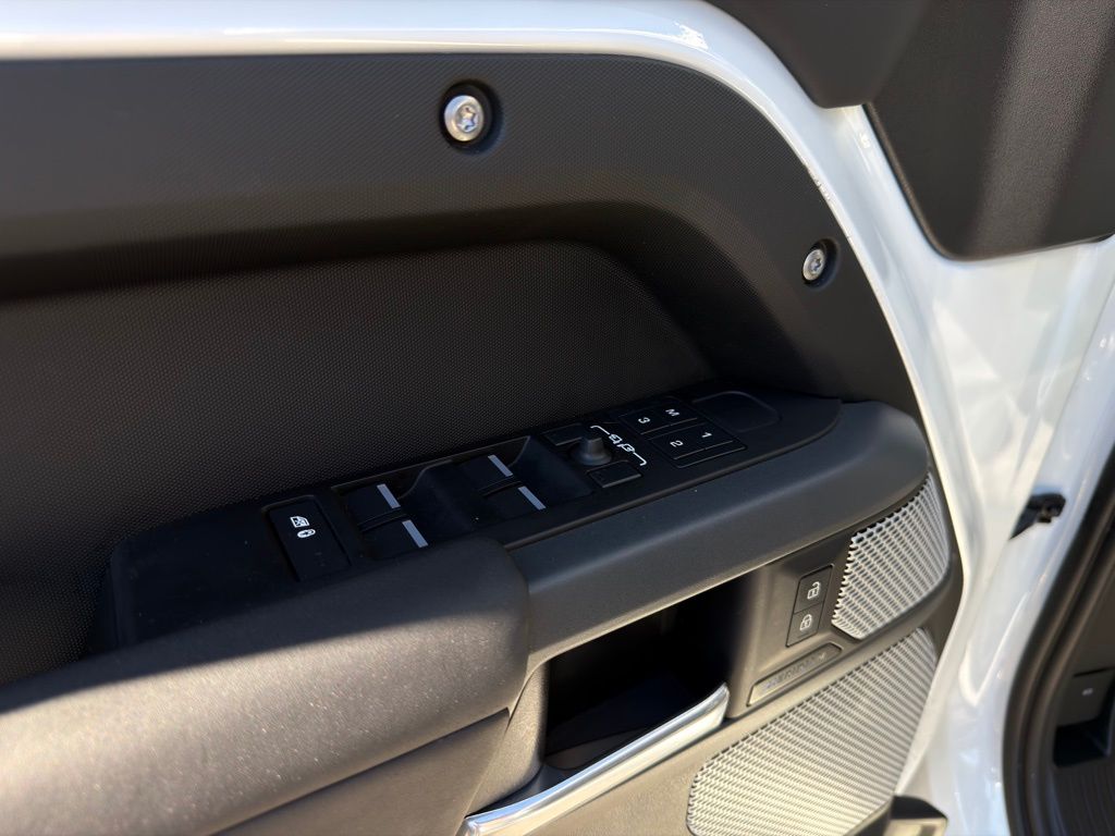 2024 Land Rover Defender X-Dynamic SE - Photo 16