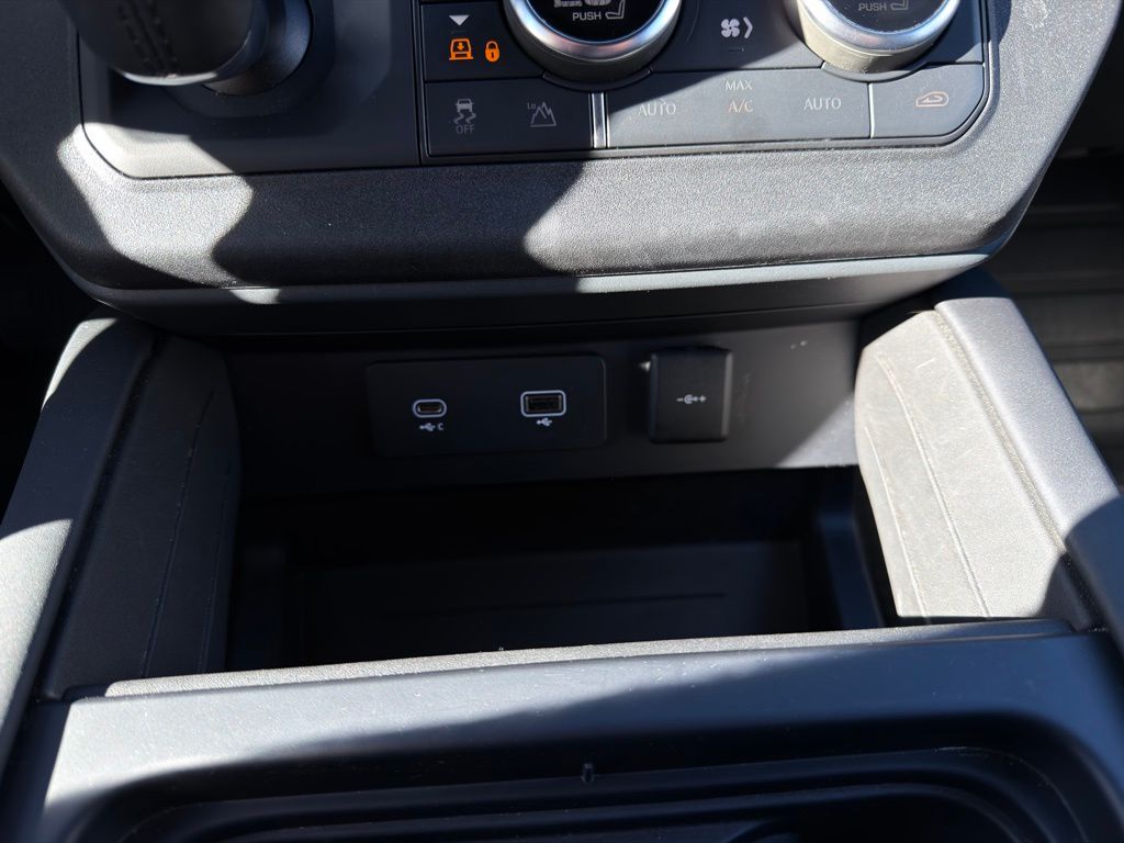 2024 Land Rover Defender X-Dynamic SE - Photo 22