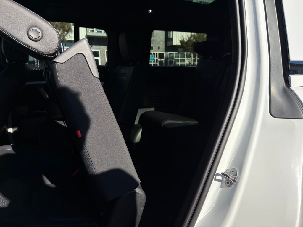 2024 Land Rover Defender X-Dynamic SE - Photo 48