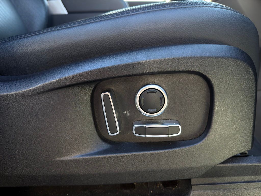 2024 Land Rover Defender X-Dynamic SE - Photo 37