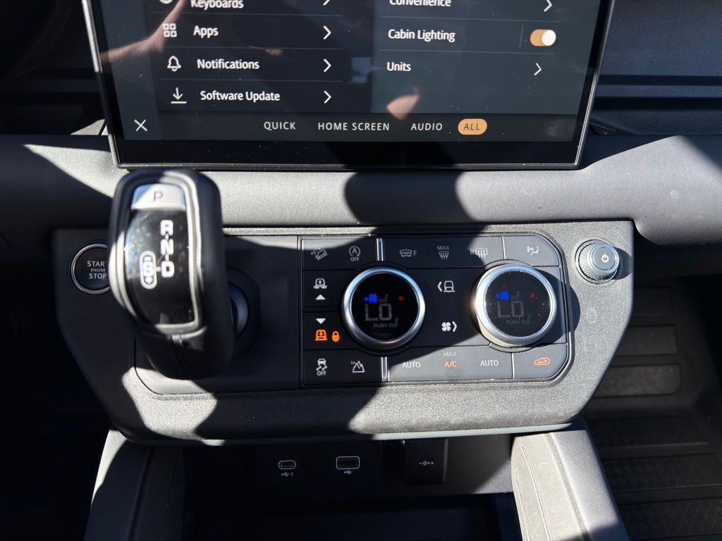 2024 Land Rover Defender X-Dynamic SE - Photo 23