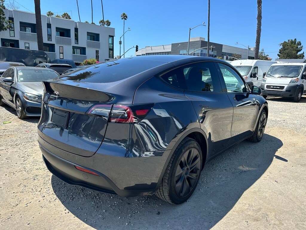 2024 Tesla Model Y Long Range photo 3