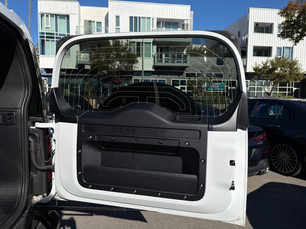 2024 Land Rover Defender X-Dynamic SE - Photo 7