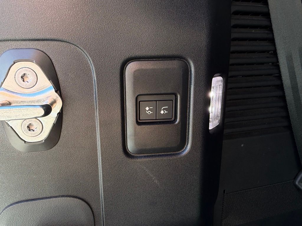 2024 Land Rover Defender X-Dynamic SE - Photo 9