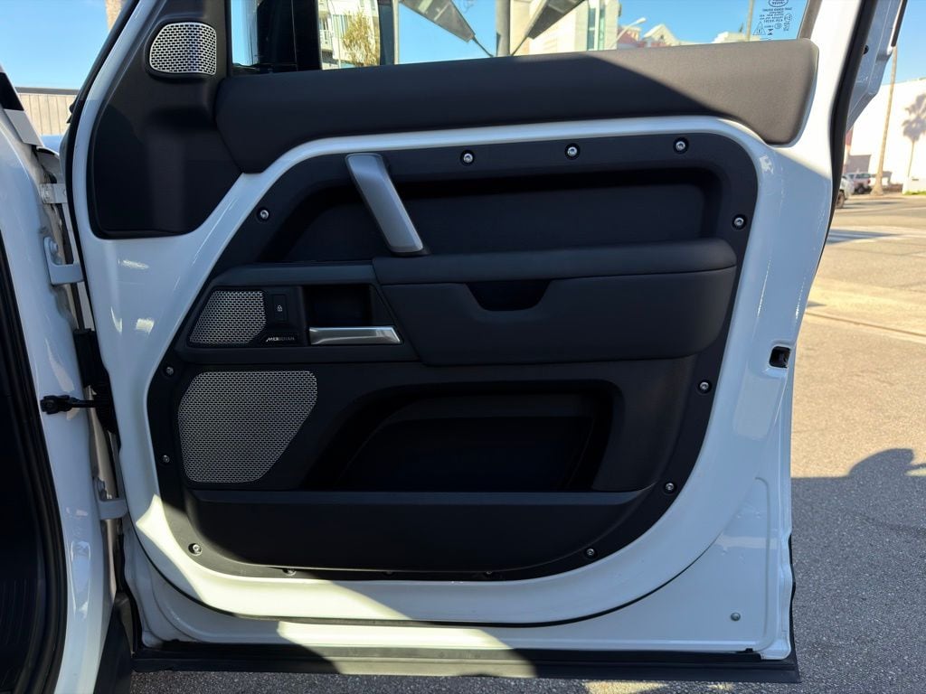 2024 Land Rover Defender X-Dynamic SE - Photo 32