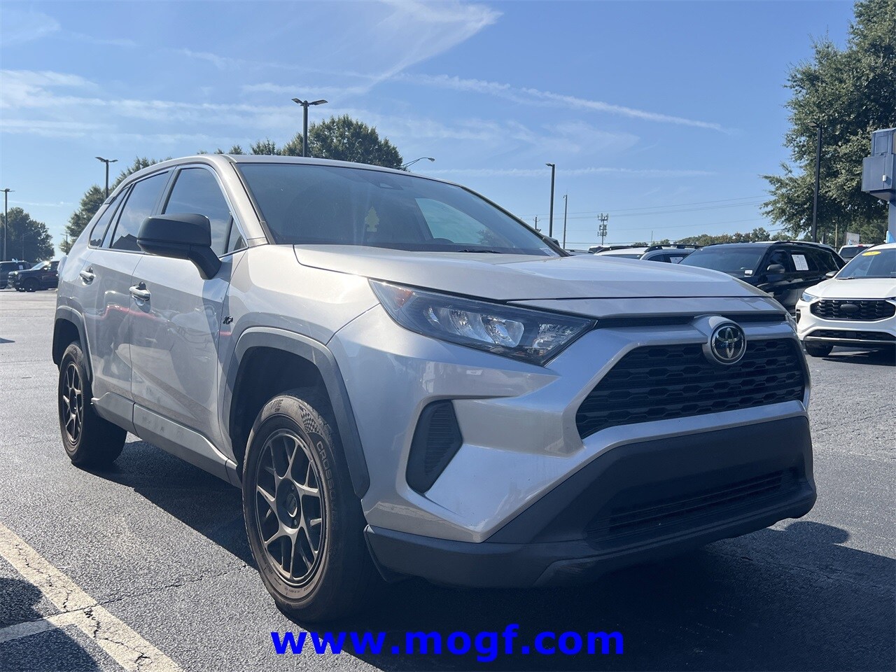 2022 Toyota RAV4 LE photo 3