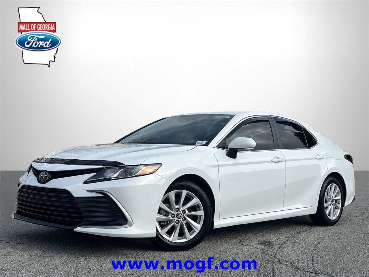 2024 Toyota Camry LE's photo