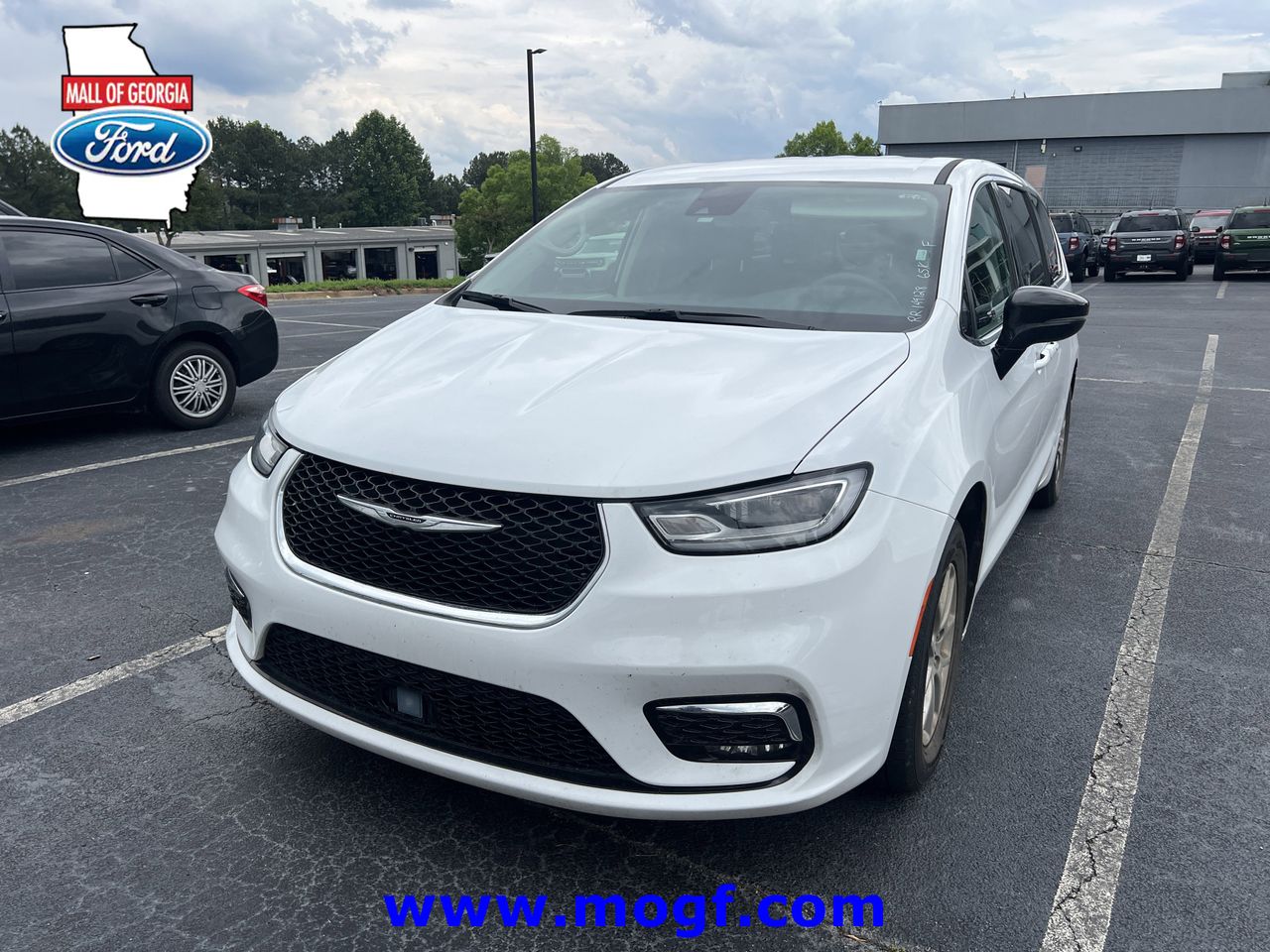 2024 Chrysler Pacifica Touring L's photo