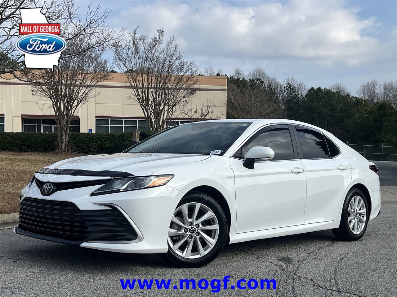 2024 Toyota Camry LE's photo