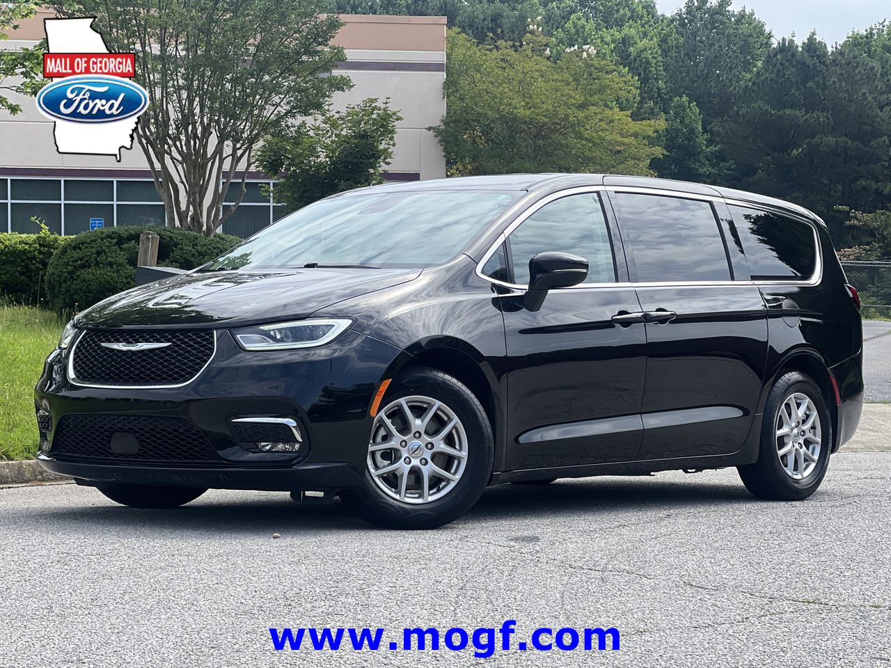 2024 Chrysler Pacifica Touring L's photo