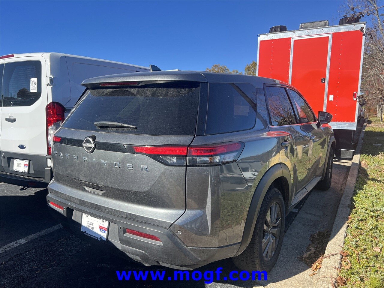 2022 Nissan Pathfinder S photo 2