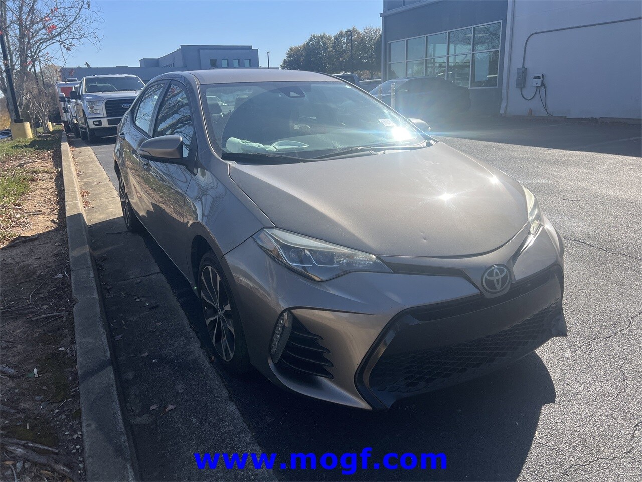 2017 Toyota Corolla SE photo 2