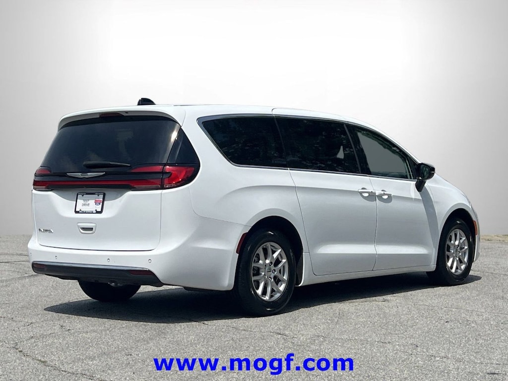 Used 2024 Chrysler Pacifica Touring L Minivan/Van