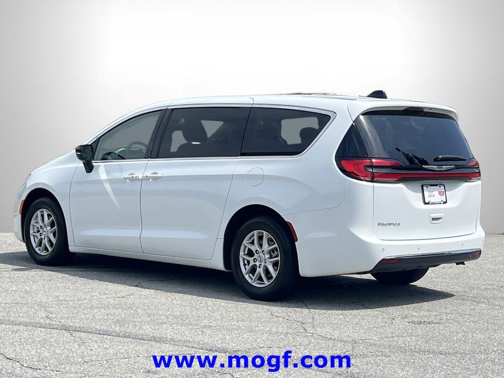 Used 2024 Chrysler Pacifica Touring L Minivan/Van
