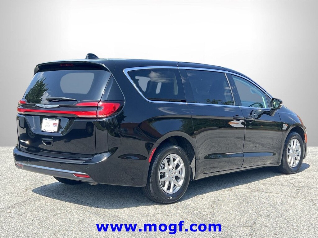 Used 2024 Chrysler Pacifica Touring L Minivan/Van