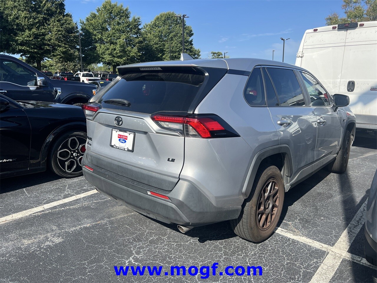 2022 Toyota RAV4 LE photo 2