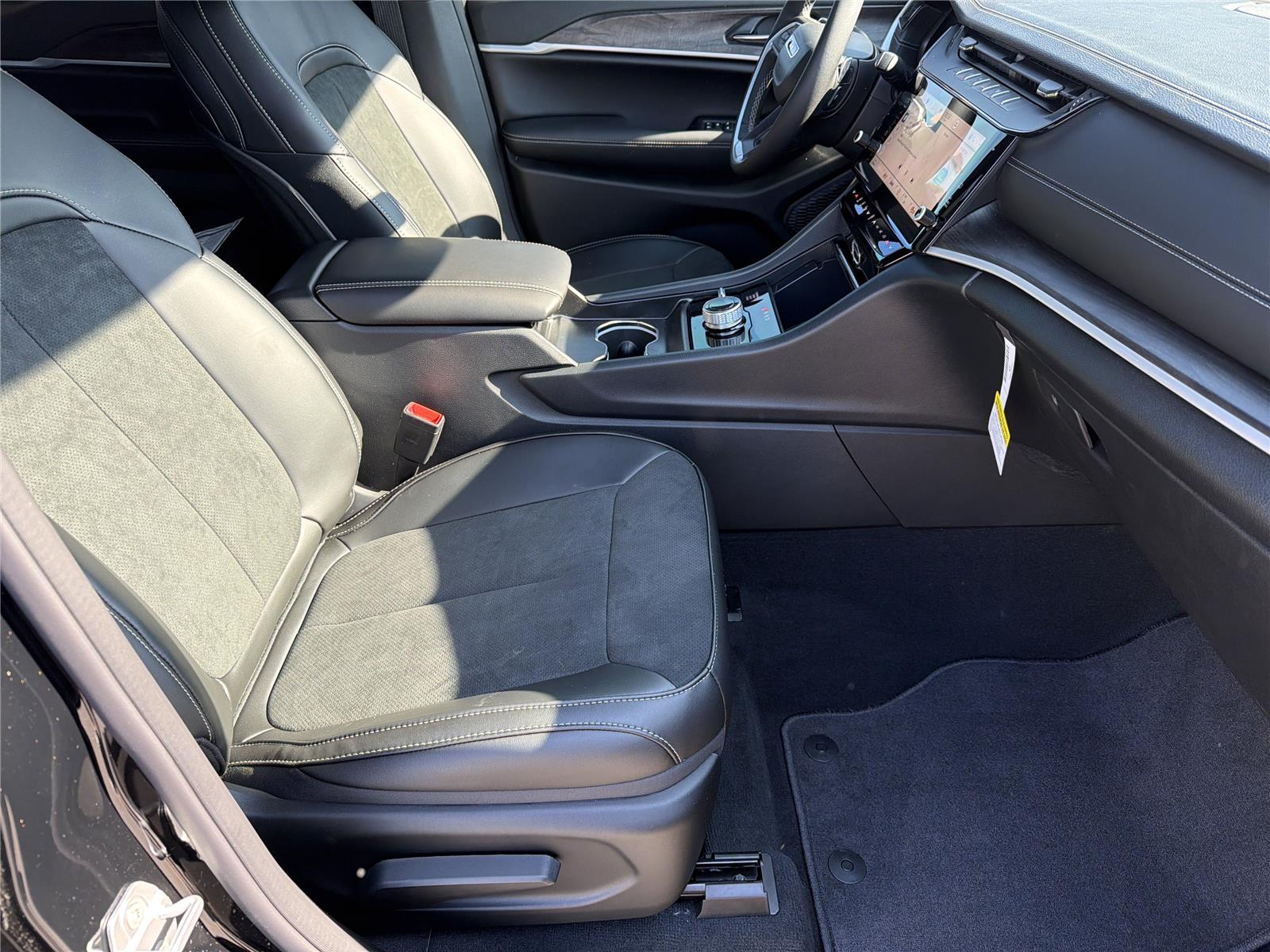 2026 Jeep Grand Cherokee Laredo - Photo 13