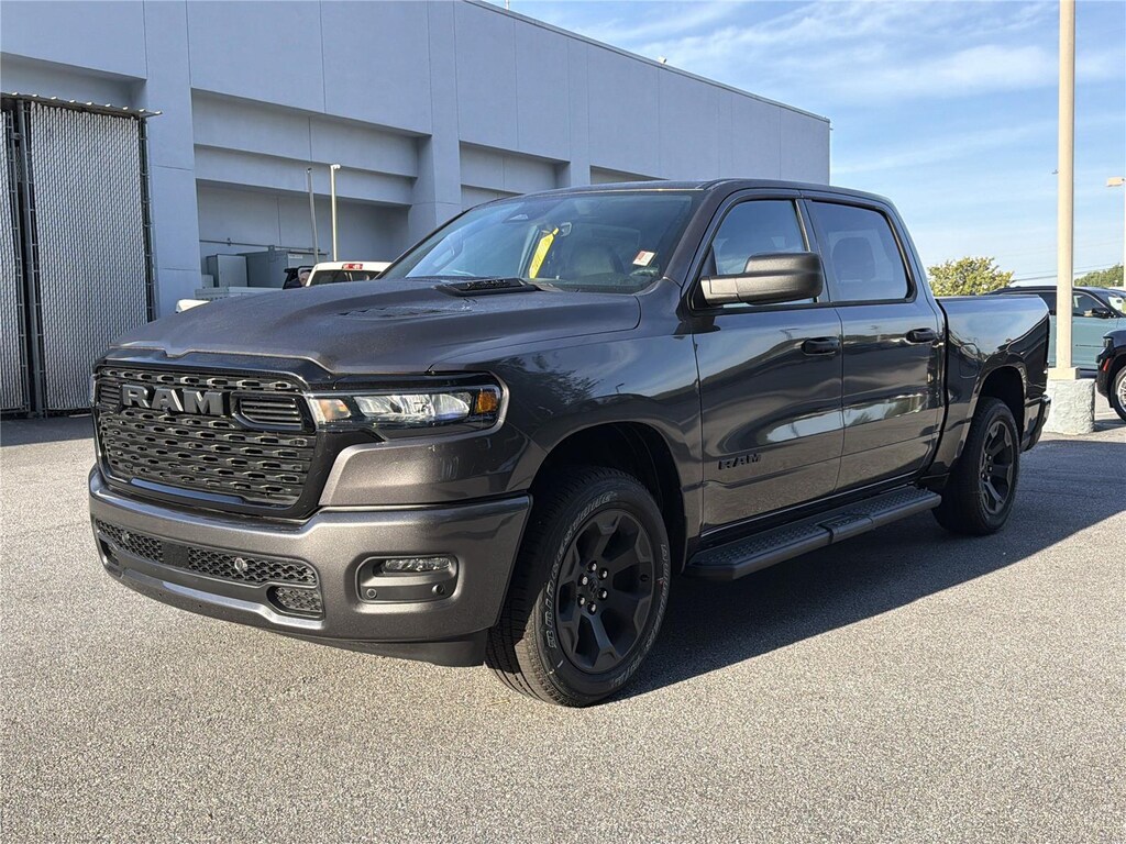 New 2026 Ram 1500 EXPRESS CREW CAB 4X4 5'7 BOX Pickup