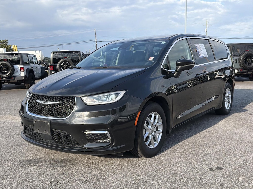 Used 2023 Chrysler Pacifica Touring L Van