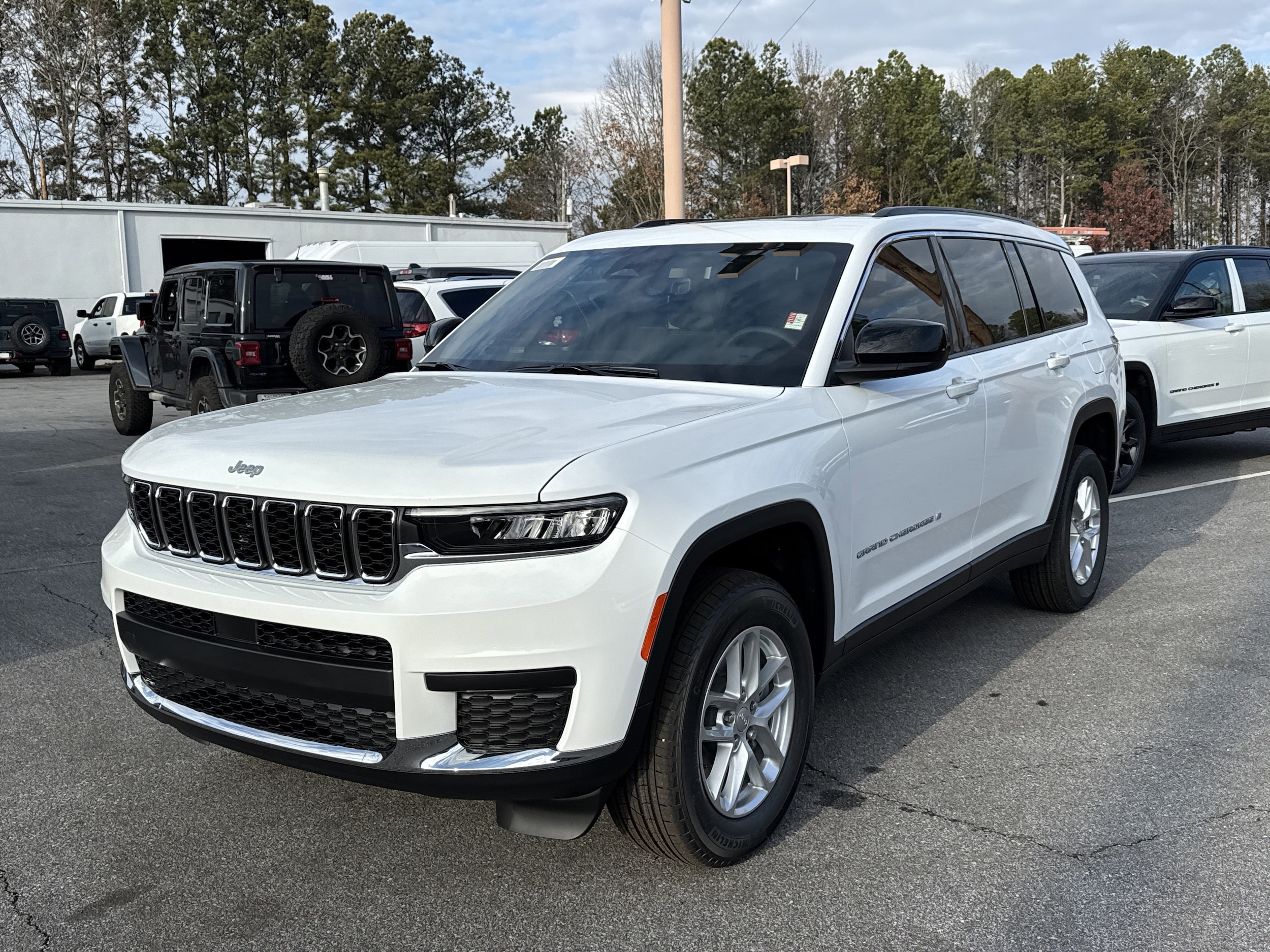 2025 Jeep Grand Cherokee L Laredo's photo