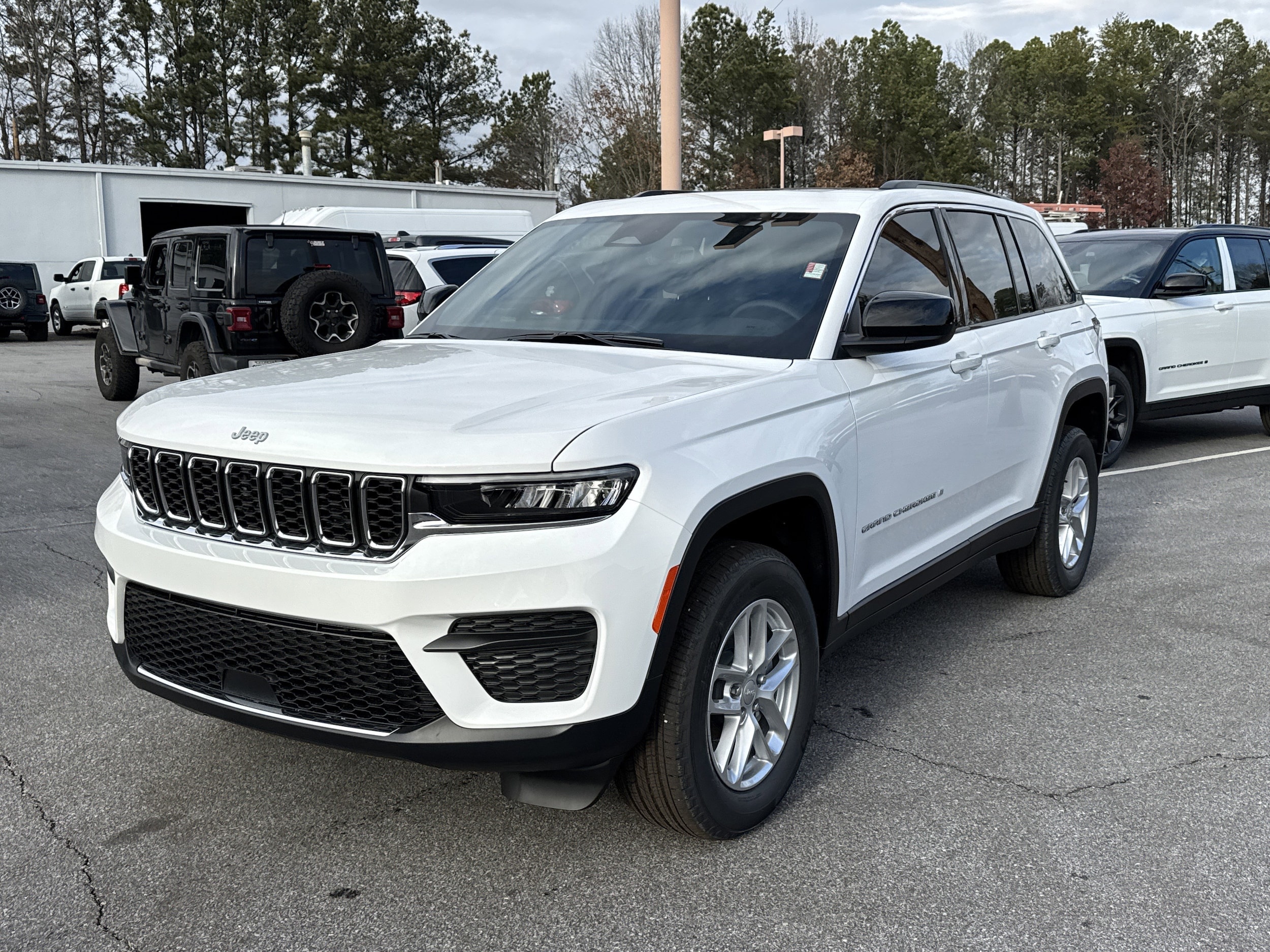 2025 Jeep Grand Cherokee Laredo's photo