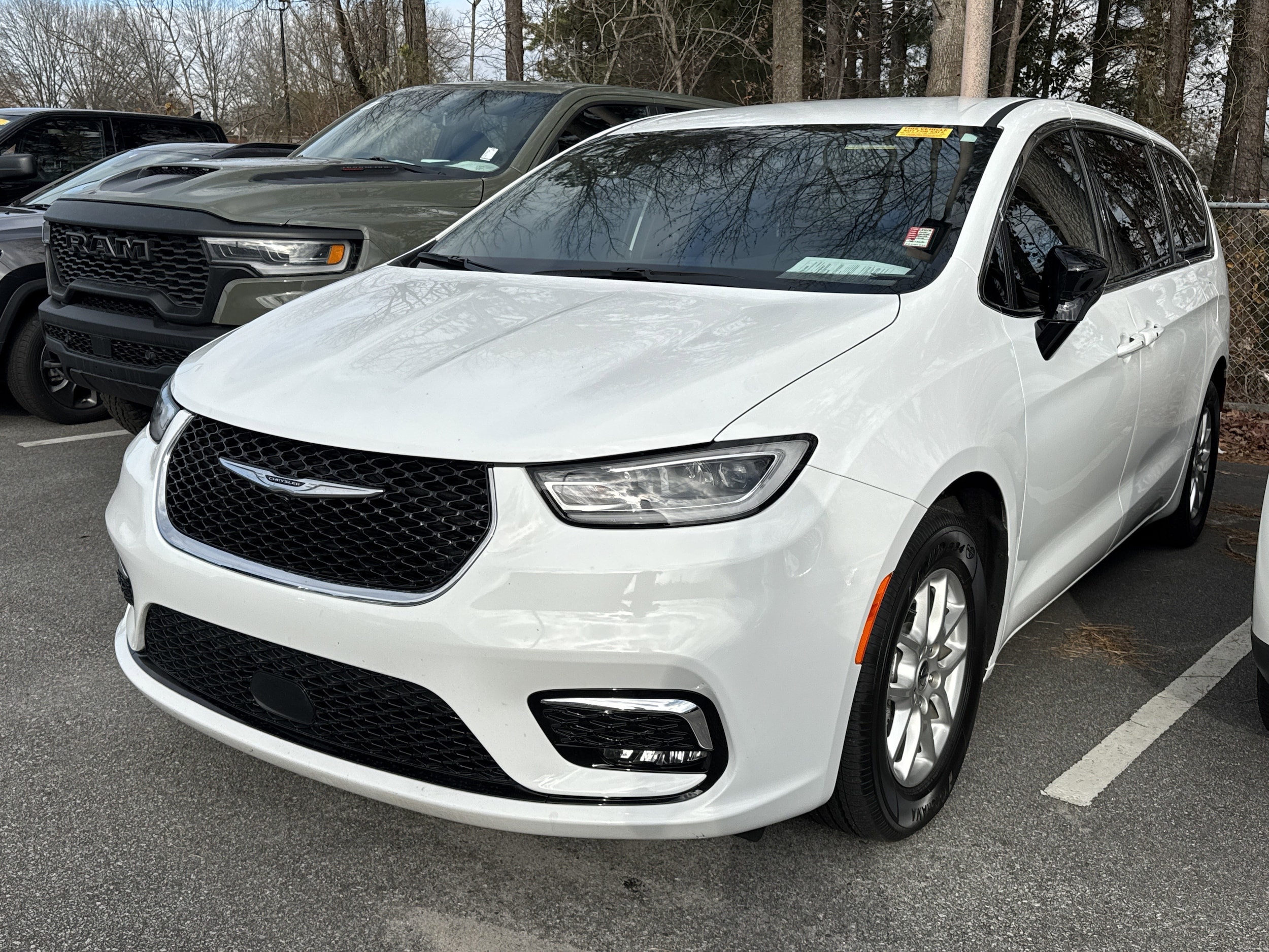2025 Chrysler Pacifica Select's photo