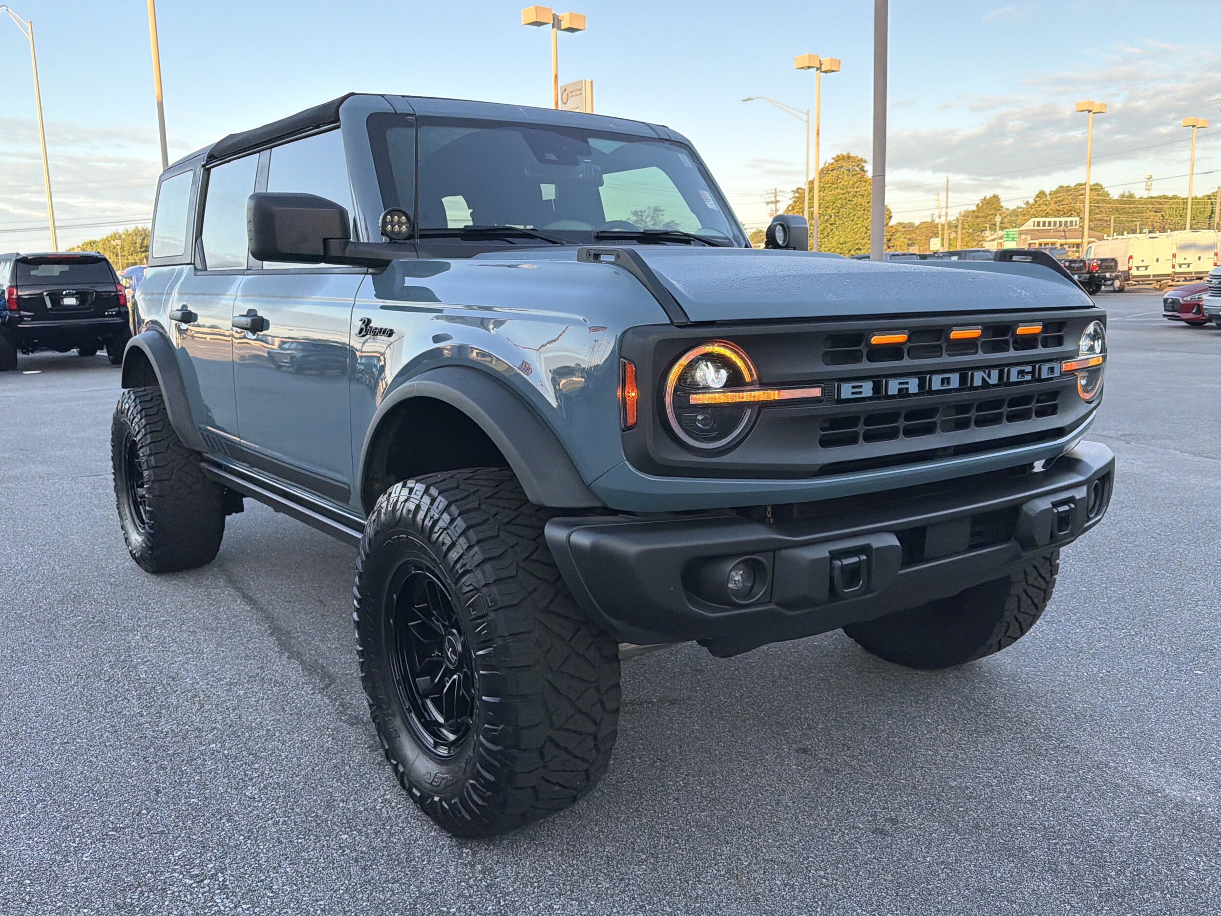 2022 Ford Bronco Black Diamond photo 2
