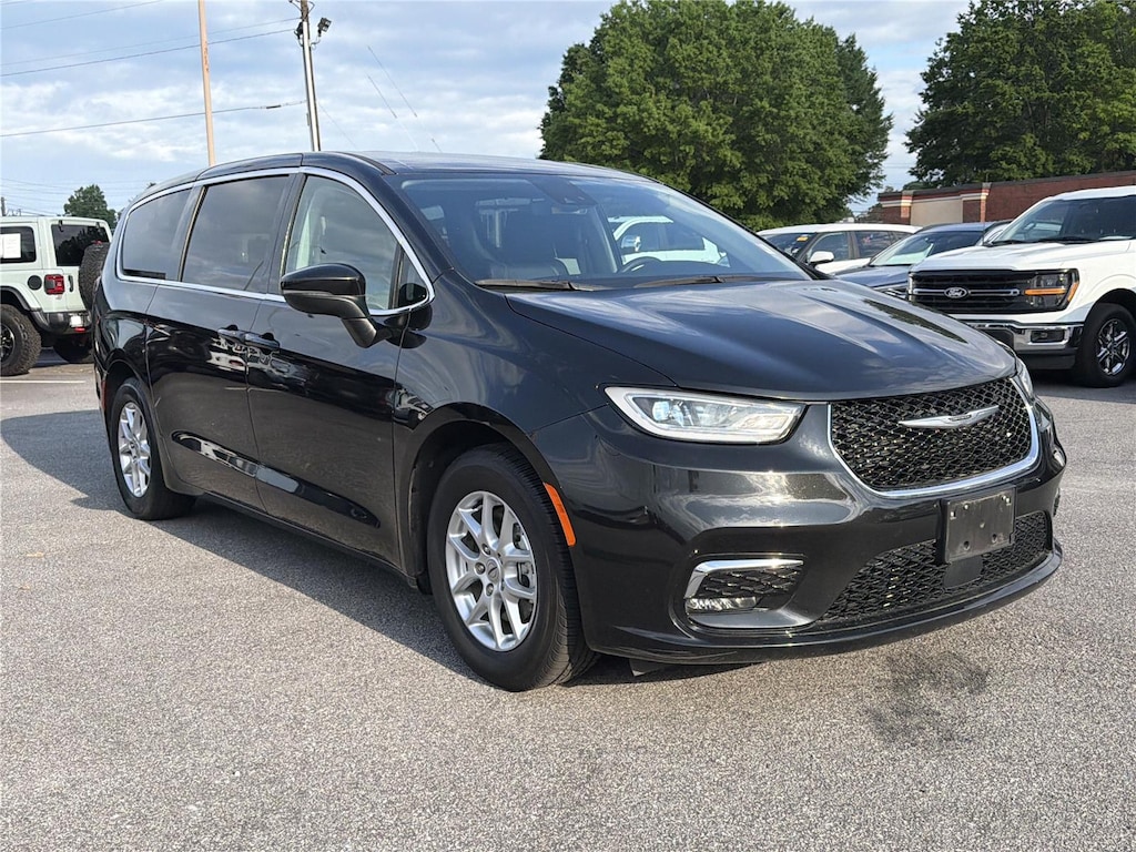 Used 2023 Chrysler Pacifica Touring L Van